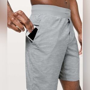 Lululemon T.H.E. Short *Linerless 9"
Heather Allover Sea Salt Light Cast size L